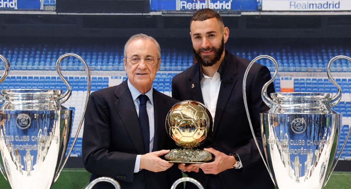 Florentino Pérez y Karim Benzema con el Balón de Oro./Agencias