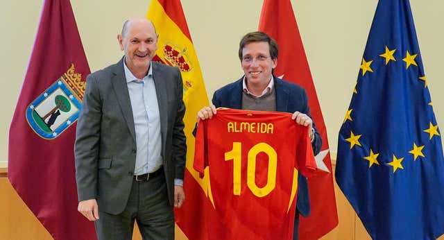 Louzán y Almeida colaborarán por albergar la final de Champions 2027 en el Metropolitano y el Mundial 2030