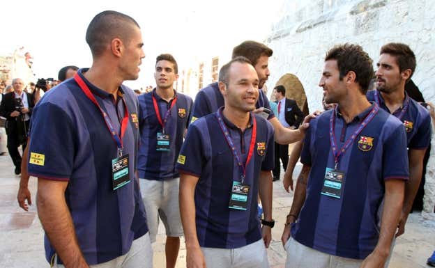 Oier Olazabal, a la derecha del todo, junto a Piqué, Valdés, Iniesta, Cesc y Bartra.  AFP
