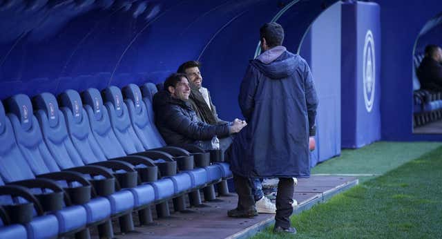 La última excentricidad de Gerard Piqué: se remanga y se viste de corto para hacer de ‘segundo’ entrenador del Andorra