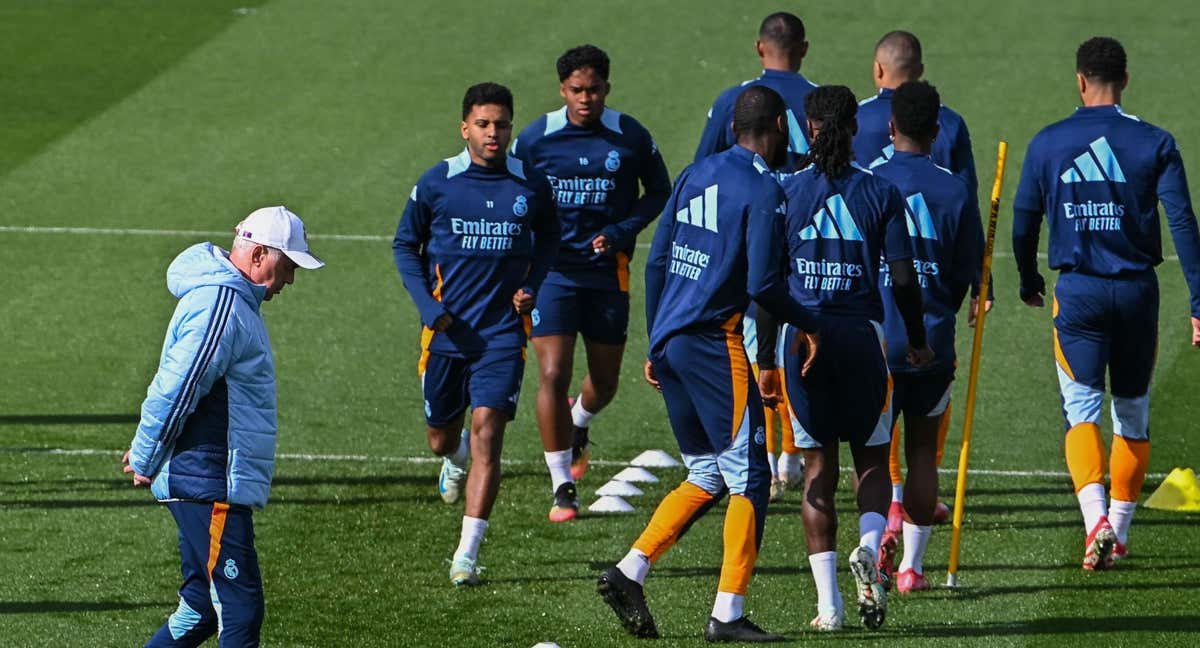 Carlo Ancelotti, durante el entrenamiento del Real Madrid./EFE