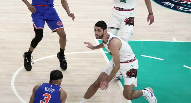 Un triple en el último suspiro en la cara de Santi Aldama frena en seco a los Grizzlies