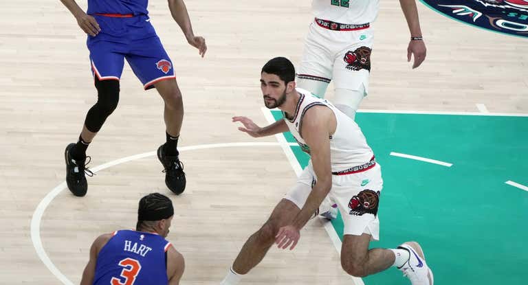 Santi Aldama salta a la defensa de Josh Hart.