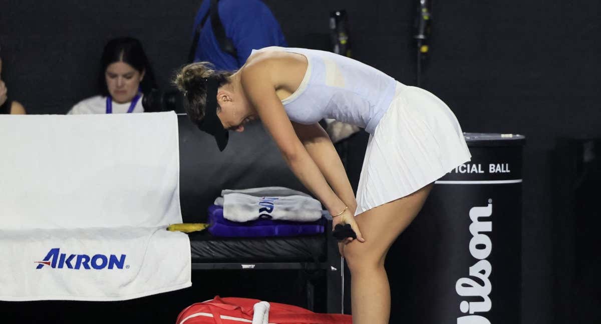 Paula Badosa se duele de la espalda en su partido ante Daria Saville.