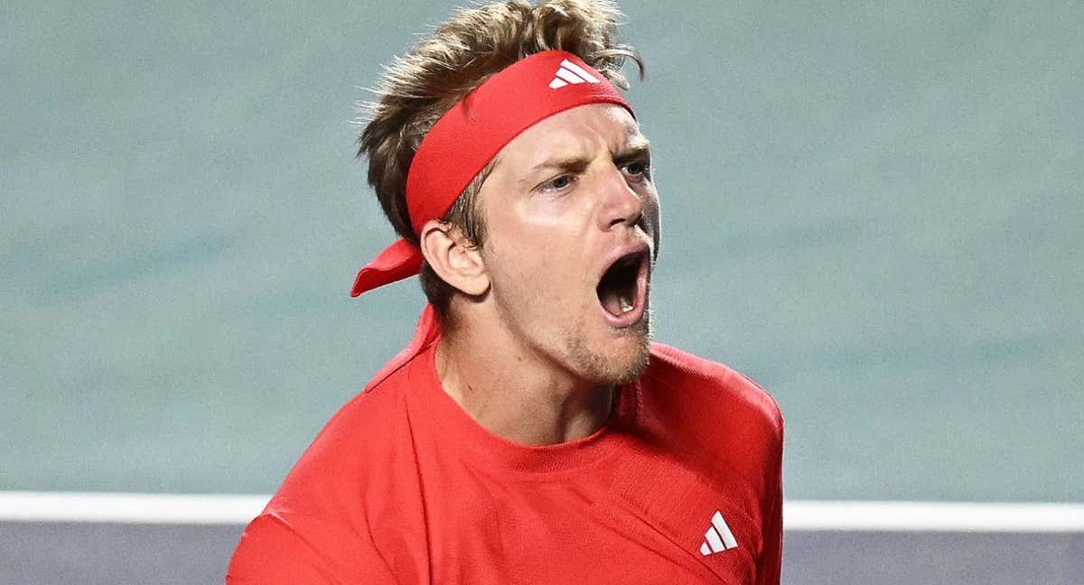 Alejandro Davidovich celebra un punto ante Shapovalov./AFP