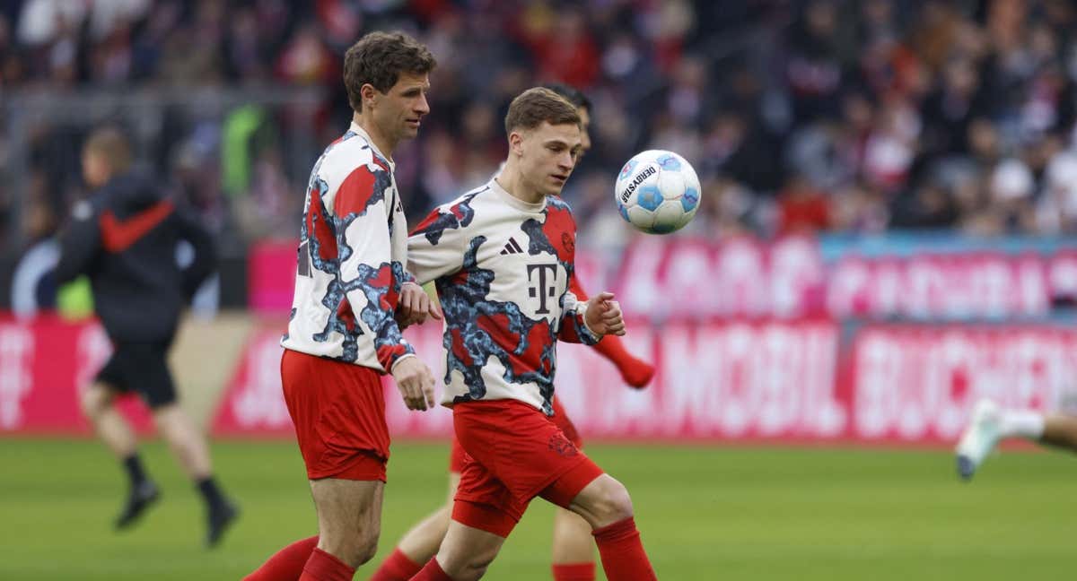 Joshua Kimmich calienta con Muller en un partido del Bayern./Reuters