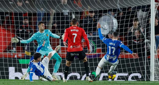 Kike García resucita al Alavés en el estreno goleador de Asano