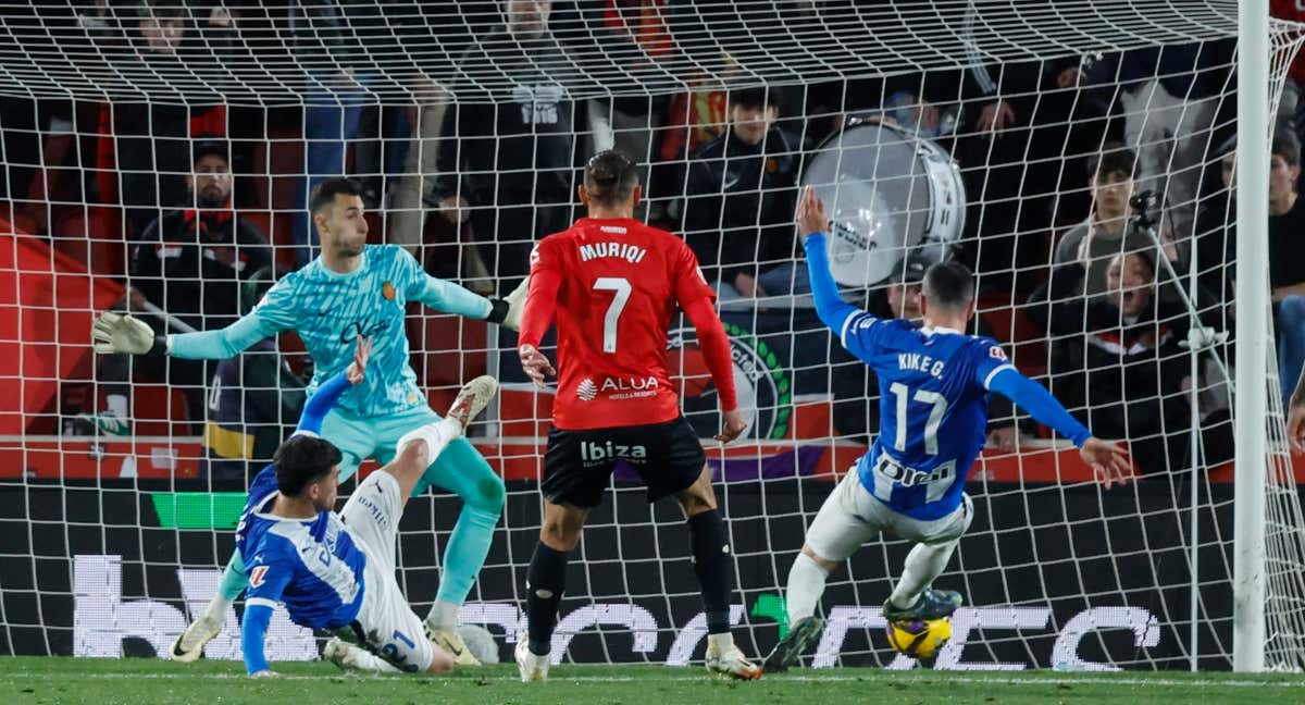 Kike García empuja el balón a la red para empatar el partido.