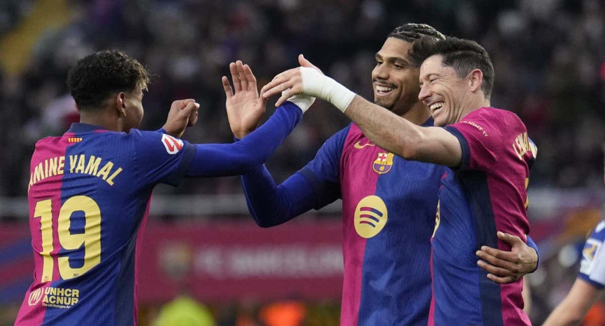 Lewandowski, Araujo y Lamine Yamal celebrando uno de los goles. /EFE