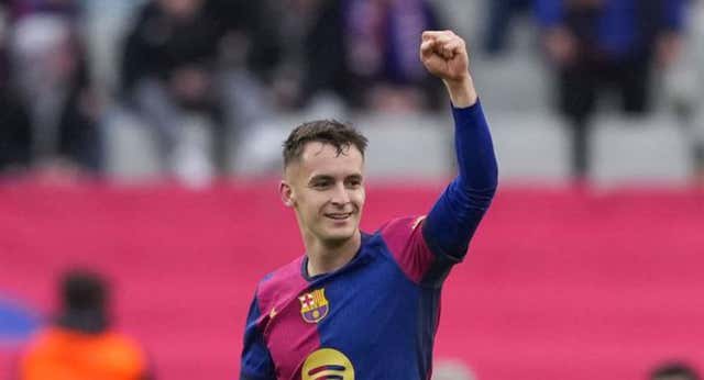 Los abrazos sinceros a un Casadó que se reinvindica, golea y estrena un nuevo rol en el Barça:
