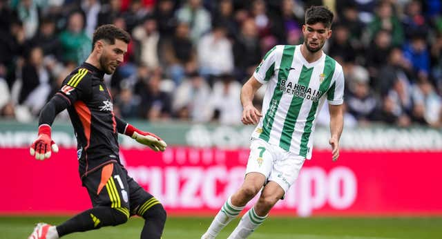 El Córdoba golea al Granada y sueña con engancharse a la zona alta