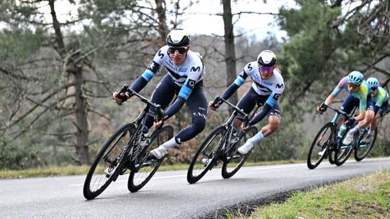 Enric Mas, primero en la imagen, fue uno de los principales damnificados de la mala señalización en el tramo final de la Faun-Ardèche./Getty Images
