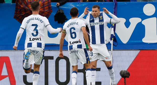 Diego García revienta el derbi con una chilena en el añadido