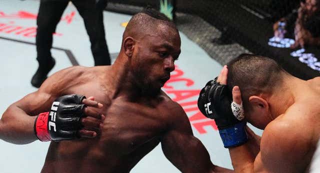 Manel Kape vence a  Almabayev en un polémico desenlace en UFC Las Vegas 103