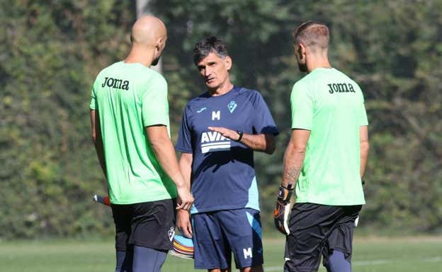 Mendilibar charla con Dmitrovic y Yoel, porteros del Eibar en 2019. ARCHIVO