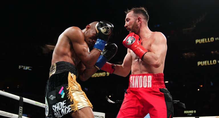Alberto Puello y Sandor Martín intercambian golpes durante su combate en Brooklyn.
