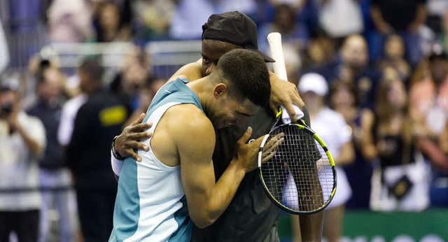 Alcaraz divierte a Puerto Rico con una victoria ante Tiafoe en una exhibición