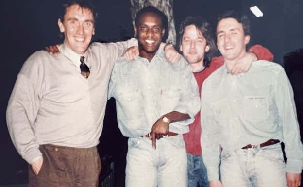 Dalian Atkinson celebrando su cumpleaños junto a sus amigos donostiarras.  Relevo