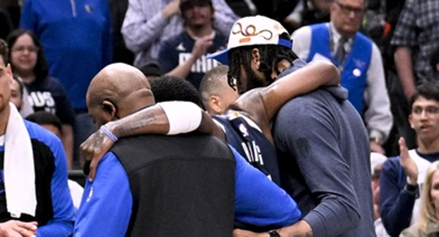 Kyrie Irving se lesionó en la primera mitad del partido contra Sacramento. Sin embargo, lanzó los tiros libres.