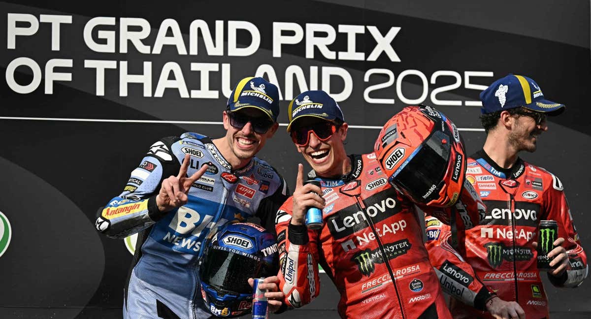 Marc Márquez y Álex Márquez celebran el podio en Tailandia./AFP