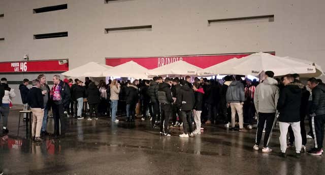 Locales llenos, clientes en la calle bajo la lluvia y el espíritu de Luis Aragonés: así se vivió el derbi en los bares del Metropolitano