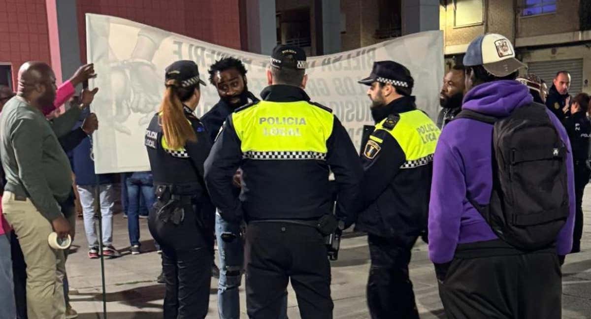 Ettien, dialogando con la Policía Local y la Nacional el pasado viernes./