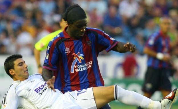 Ettien, junto a Reyes, en un Levante-Real Madrid.  AGENCIAS