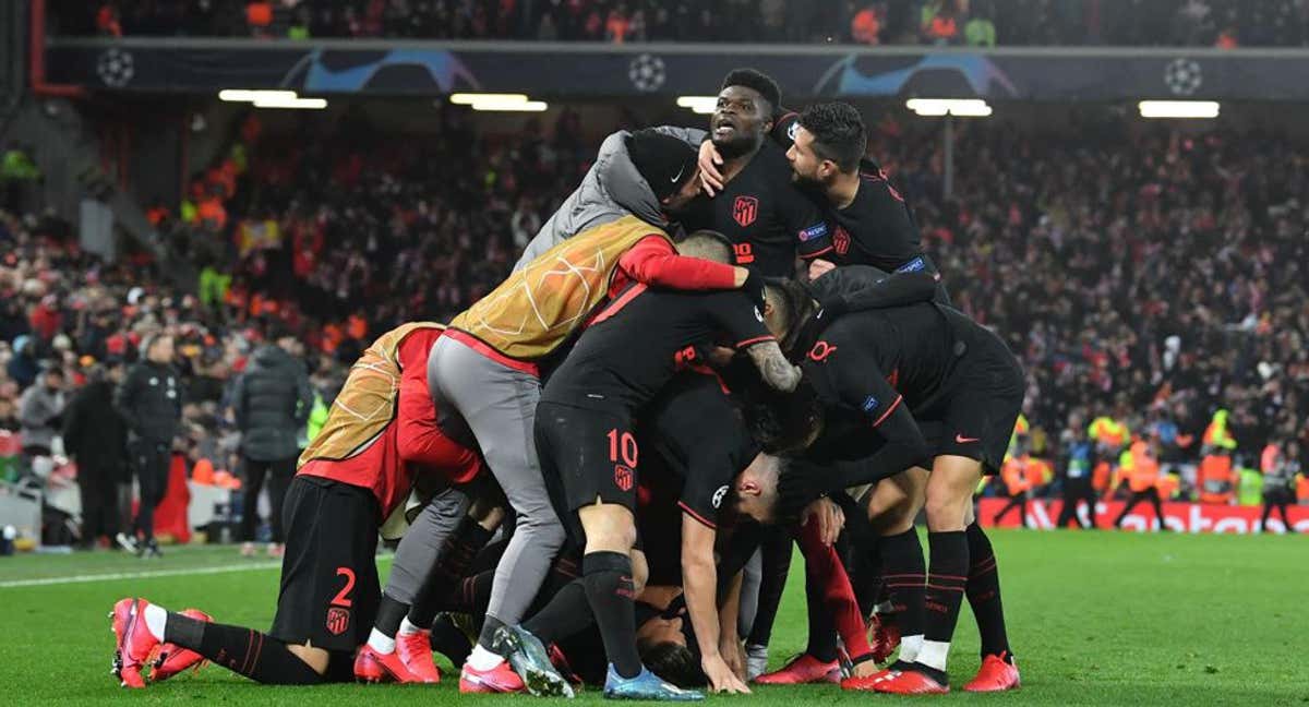 Los futbolistas del Atlético celebran el gol de Llorente en Anfield./Getty Images