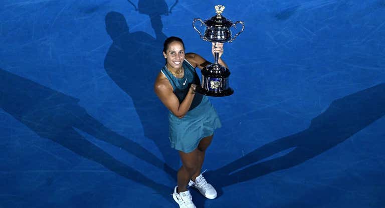 Madison Keys, con la copa de campeona del Open de Australia 2025.