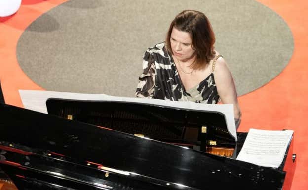 Sandra Myers, al piano en un homenaje a las víctimas del COVID promovido por la RFEA. COE