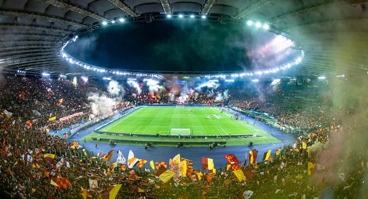 Los seguidores de la AS Roma, durante un encuentro en el Olímpico de Roma./EFE