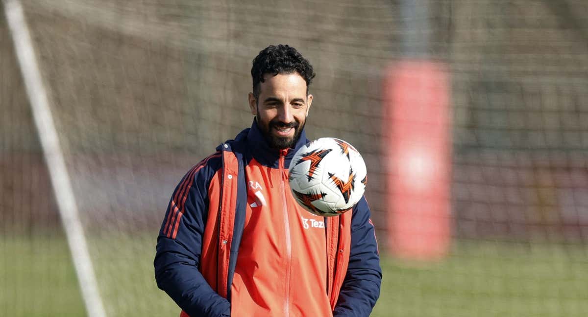 Rubén Amorim, en el entrenamiento de esta mañana en Manchester.  /Reuters