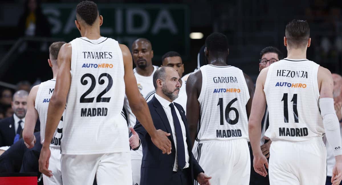 Chus Mateo saluda a sus jugadores en el último duelo de Euroliga. /GETTY IMAGES/VÍCTOR CARRETERO