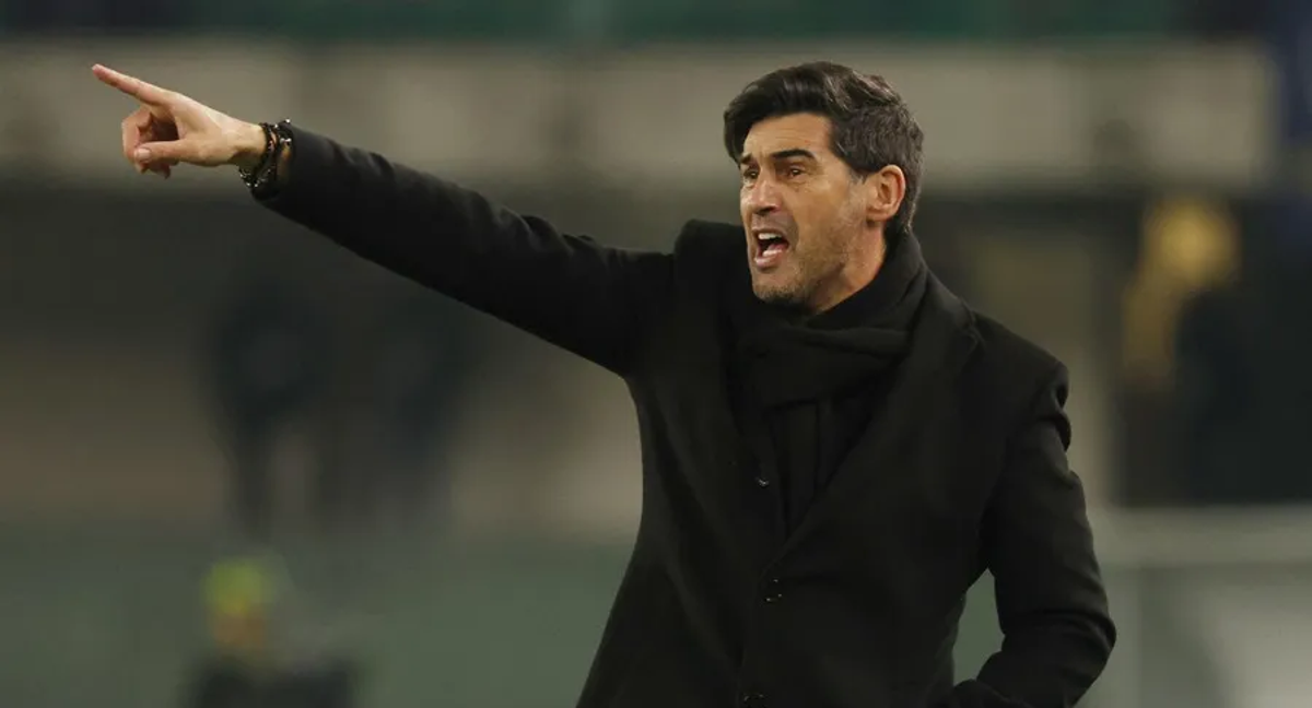 Paulo Fonseca, se queja desde el área técnica. / EFE