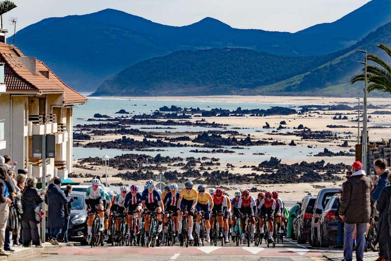 El pelotón femenino, frente a la característica Playa de Trengandín.