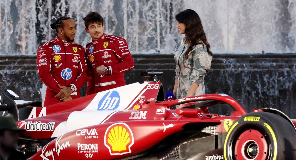 Lewis Hamilton y Charles Leclerc, en el evento de presentación del Ferrari. /REUTERS