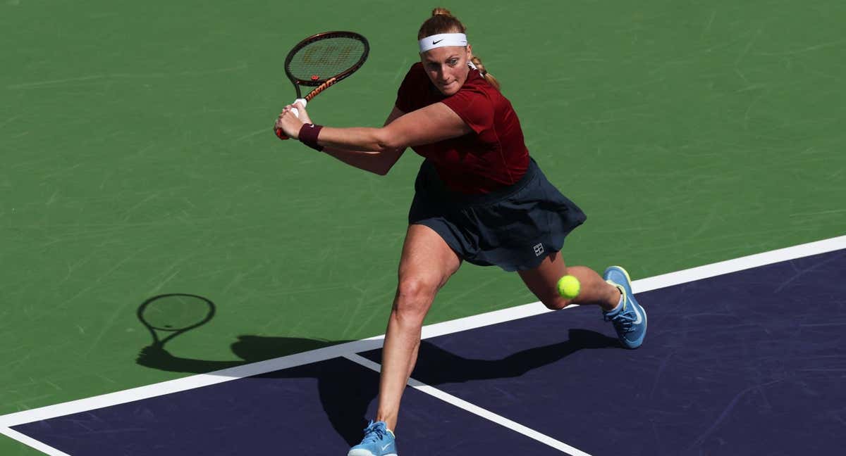 Petra Kvitova golpea un revés durante su partido de primera ronda de Indian Wells. /CLIVE BRUNSKILL / GETTY IMAGES NORTH AMERICA