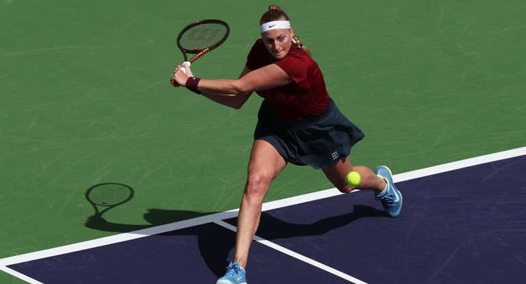 Petra Kvitova golpea un revés durante su partido de primera ronda de Indian Wells.