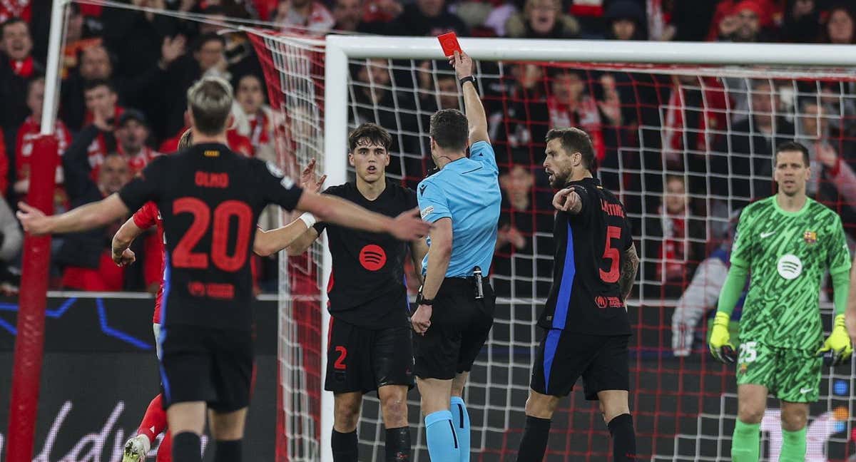 Pau Cubarsí, recibiendo la tarjeta roja este miércoles ante el Benfica. /EFE