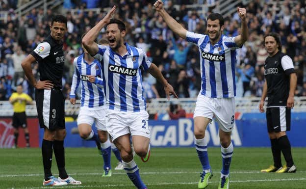 De la Bella celebra uno de los pocos goles marcados con la Real Sociedad.  AFP