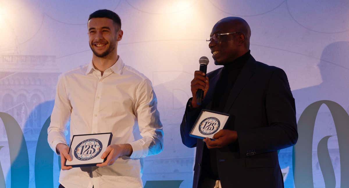 Joan García y N'Kono presentaron el logo del 125 aniversario perico. /RCDE