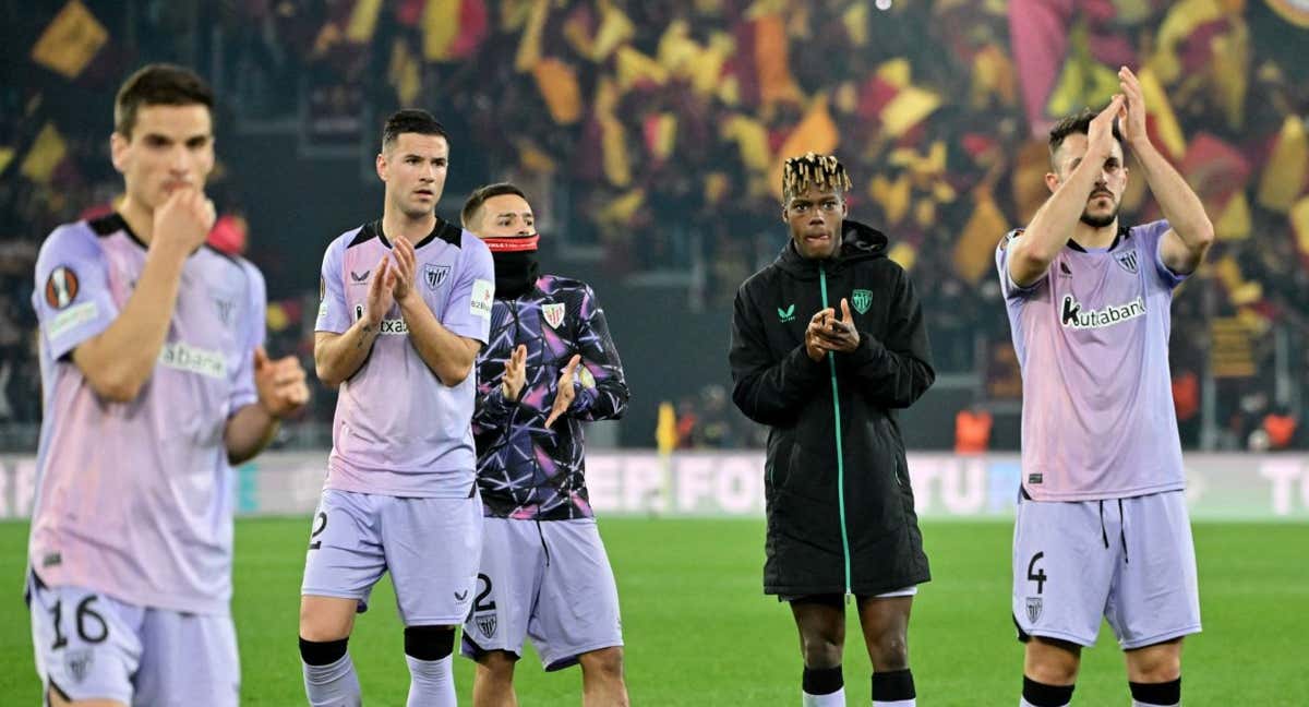 Los jugadores rojiblancos agradecen el apoyo a su gente tras la derrota.