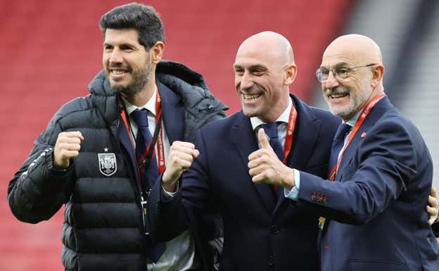 Luque, Rubiales y De la Fuente, antes del partido en Escocia que casi le cuesta el puesto al seleccionador.  GETTY