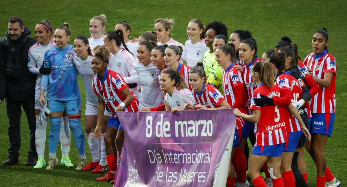 Futbolistas del Atleti y Madrid CFF posan con una pancarta del 8M. /EFE