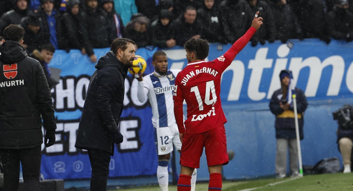 Bordalás da instrucciones a Bernat.