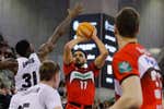 Amine Noua se enfrenta a Ibon Navarro, su 'mentor' en la ACB, tras convertirse en el líder silencioso del Covirán Granada: «No soy un jugador al que veas gritar mucho...»