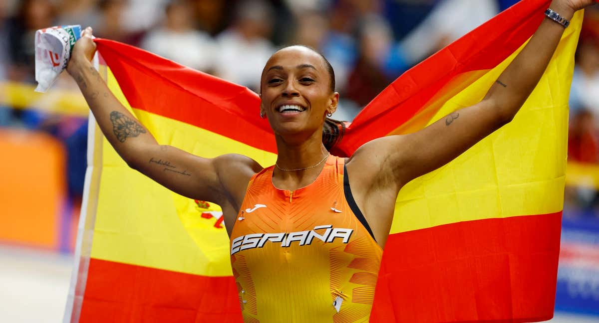 Ana Peleteiro celebra su oro en los Europeos de pista cubierta de Apeldoorn (Países Bajos)./REUTERS