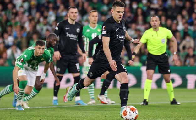Santos Borré lanza el penalti que detuvo Bravo. AFP