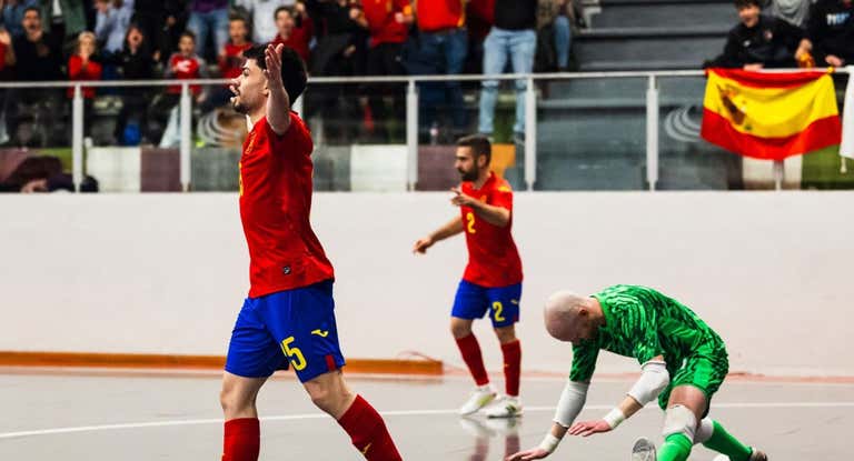 Dani Zurdo celebra un gol de la Selección frente a Inglaterra.