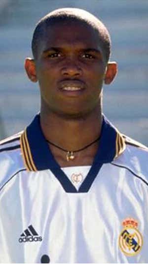 Etoo posa con la camiseta del Real Madrid.  REALMADRID.COM